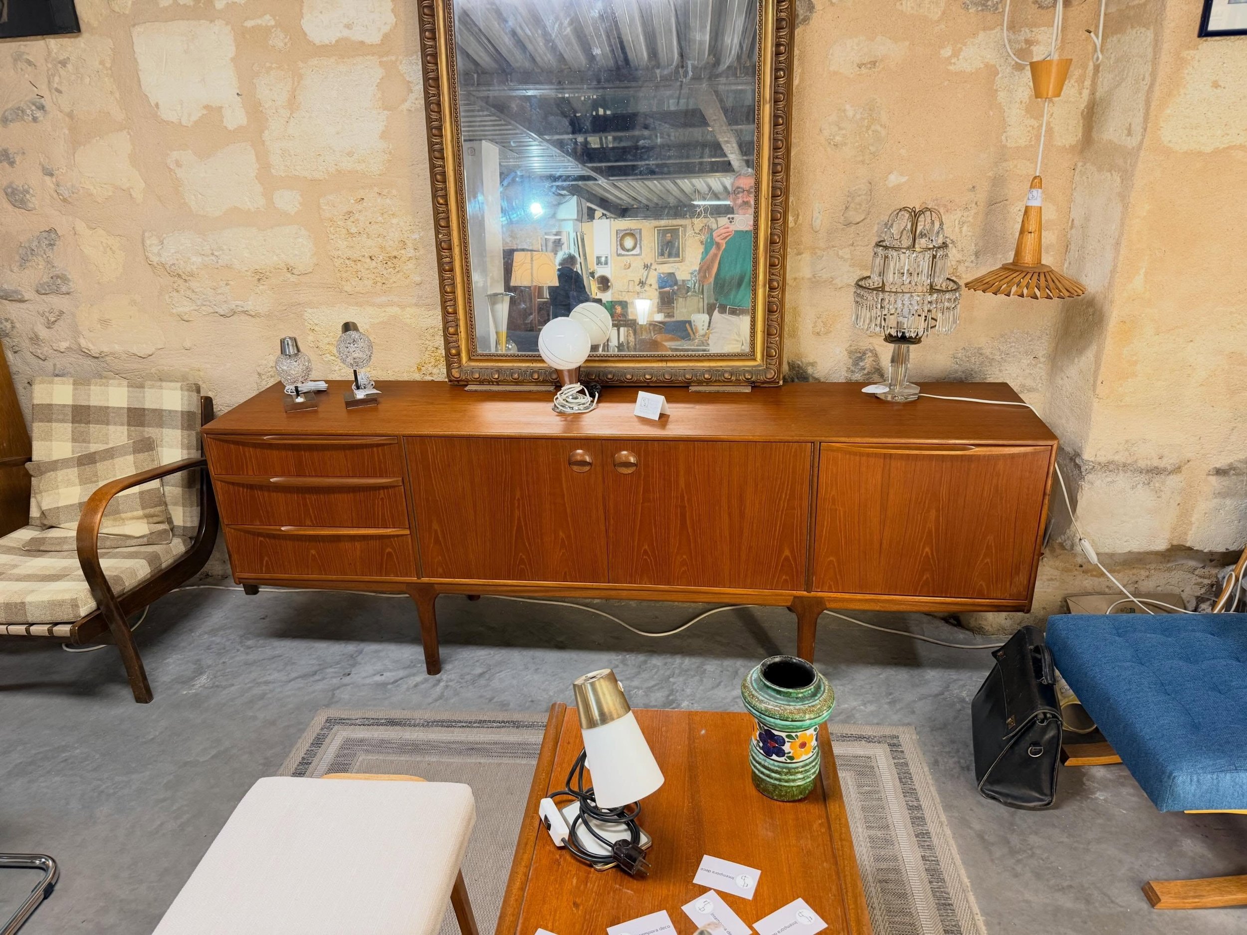 Enfilade &Eacute;cossaise Mcintosh des ann&eacute;es 1950 en teck. Dimensions : 213 cm x 45 cm ; hauteur 75 cm .

Visible au passage St Michel, 16 place Canteloup &agrave; Bordeaux.

Informations et prix compl&eacute;mentaires sur : intemporadeco.com