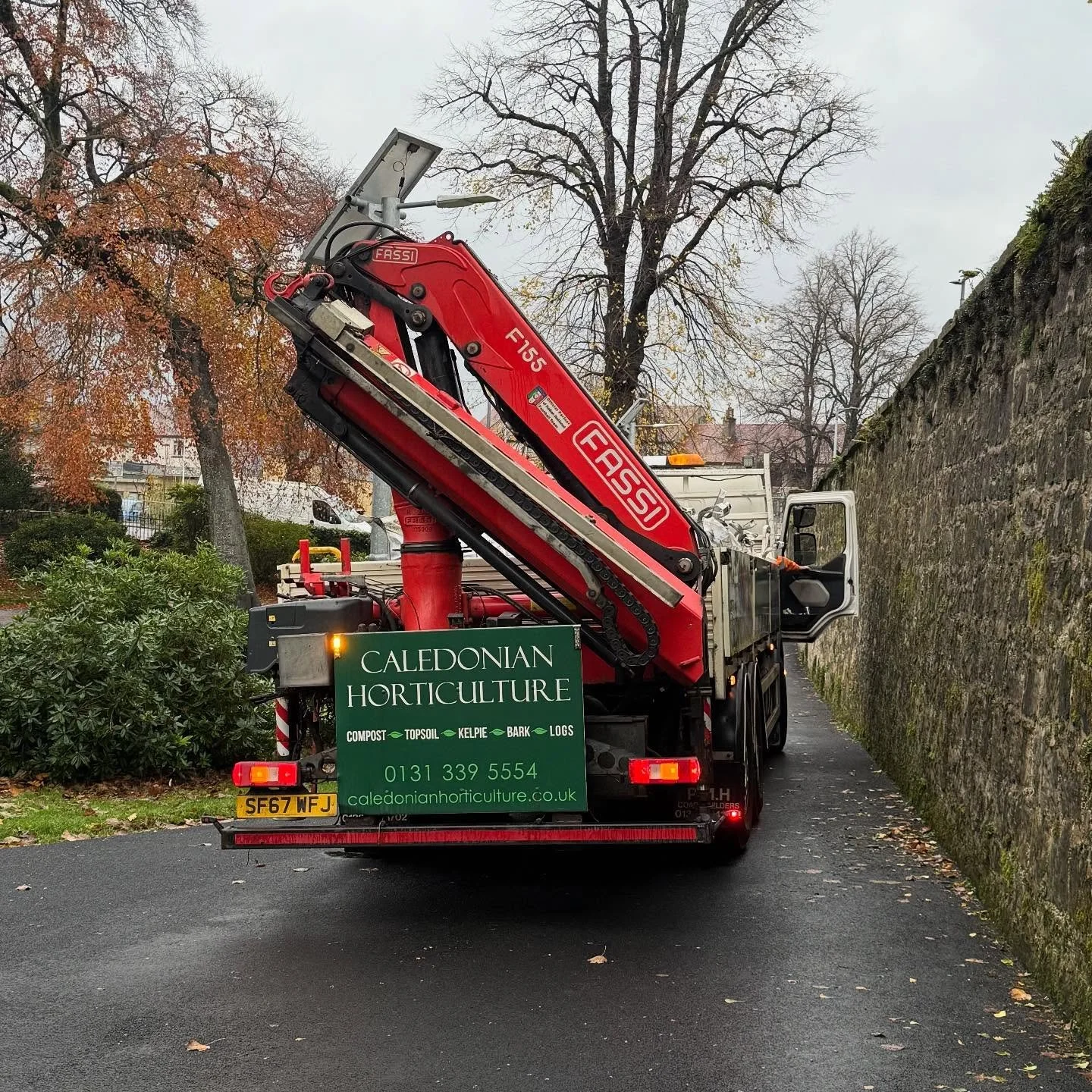 Thankyou to @balfourbeatty and the team working on the A78 improvements at Inverkip for an early Christmas present of 15 tons of @caledonianhorticulture peat free seaweed based &lsquo;Kelpie&rsquo; Compost to our Port Glasgow Muirshiel Lane and Gouro