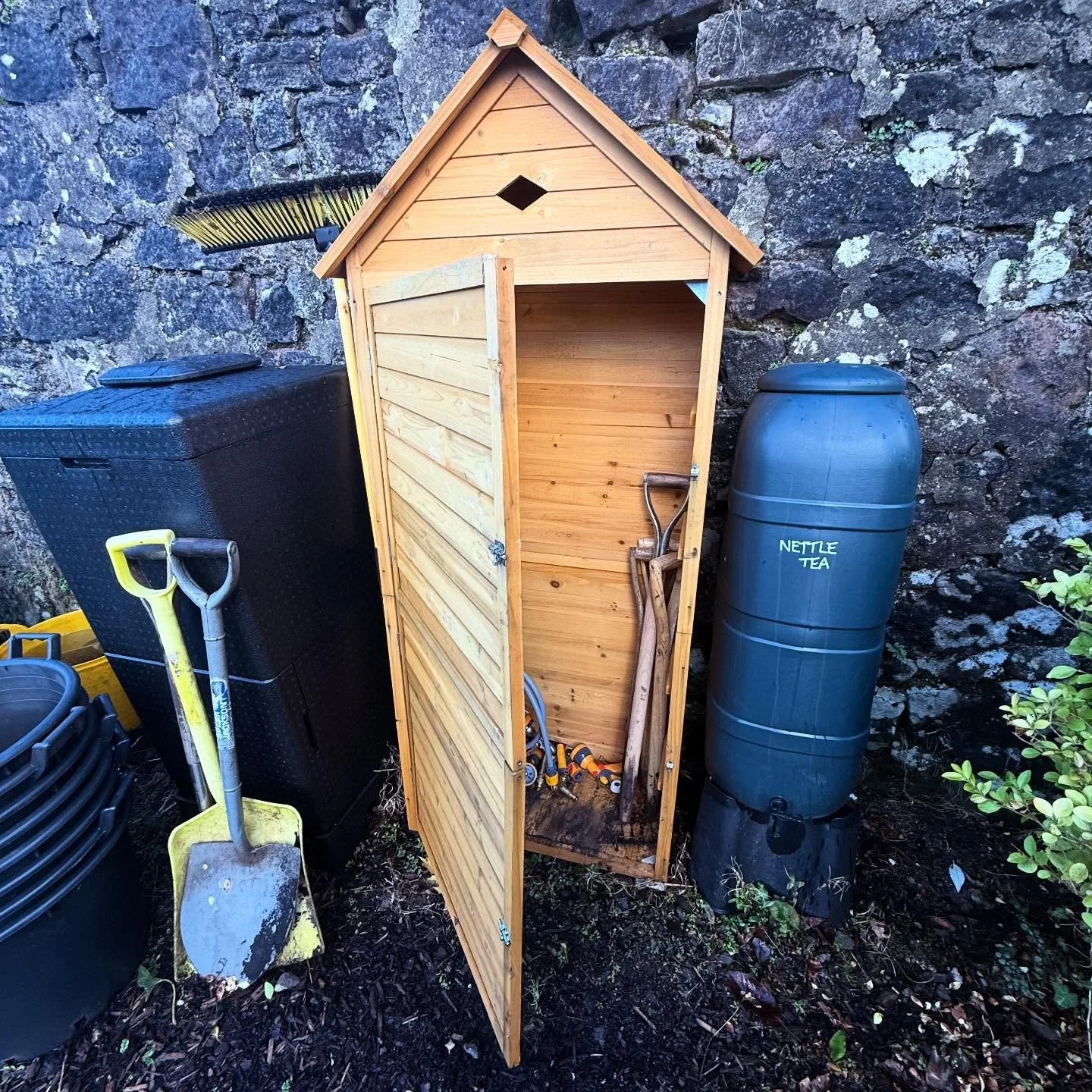 Busy day in the Walled Garden today, spreading compost, raking beds, filling barrels, harvest of &lsquo;purple sun&rsquo; carrots, leaf mould bins full and hot composter booted up&hellip;..all whilst supervised by the red breasted &lsquo;gaffer&rsquo