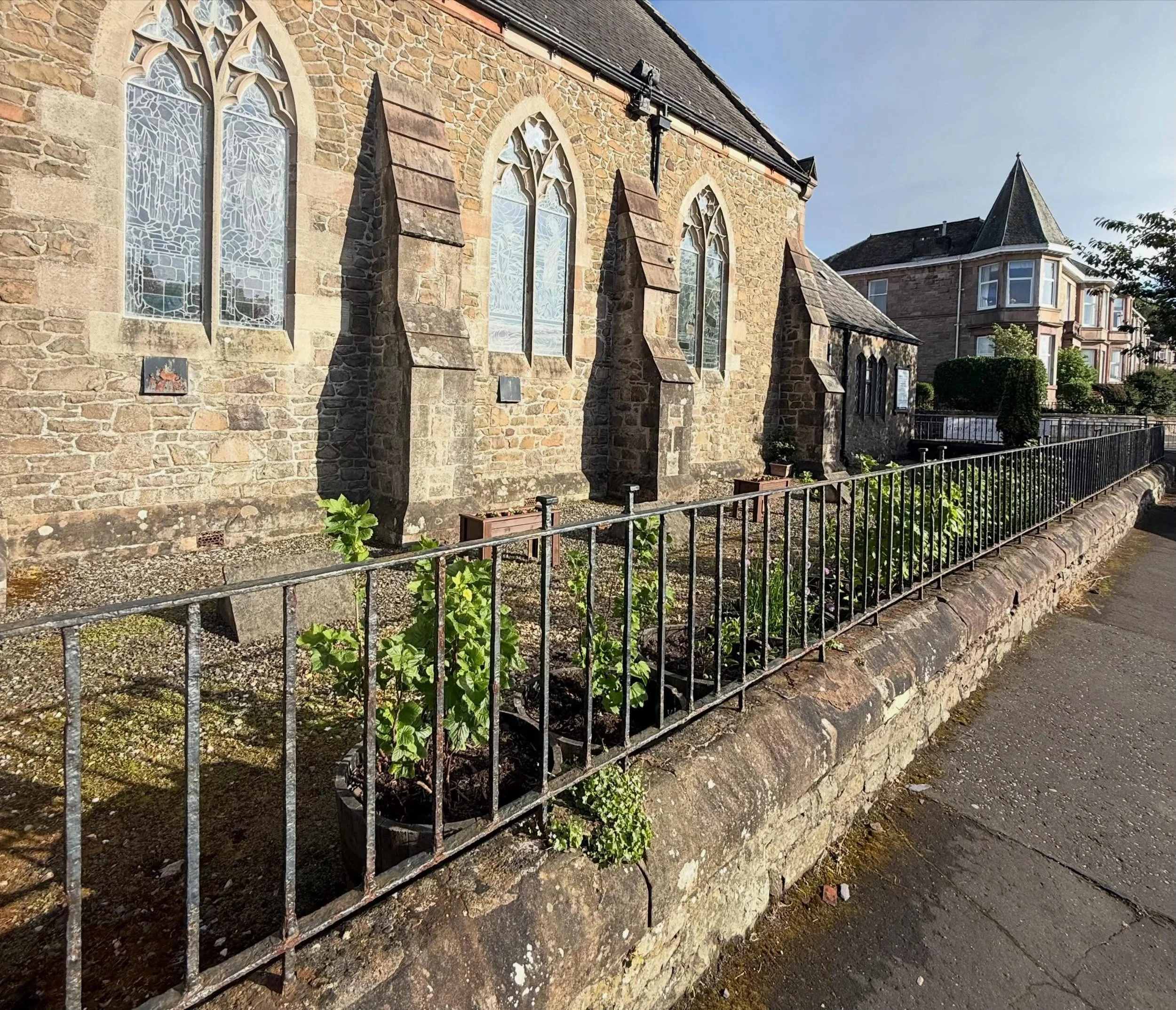 Gourock Edible Trail with soft fruit and chives at St Johns Church and a wonderful example of neighbourhood gardening on St Johns Road by @wilfreeborn &amp; neighbours.