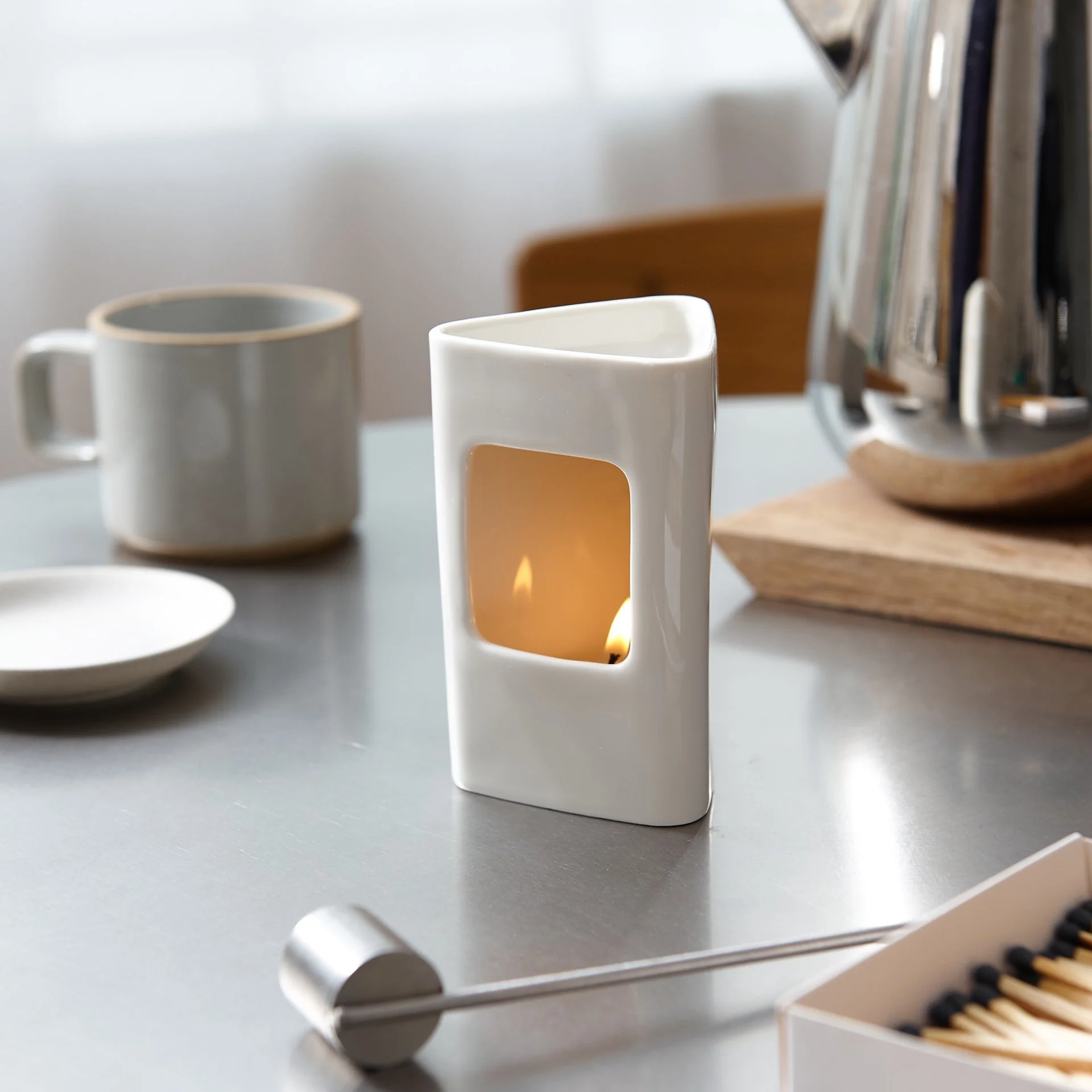 Triangular porcelain diffuser by Kober Porzellan with a tea light.