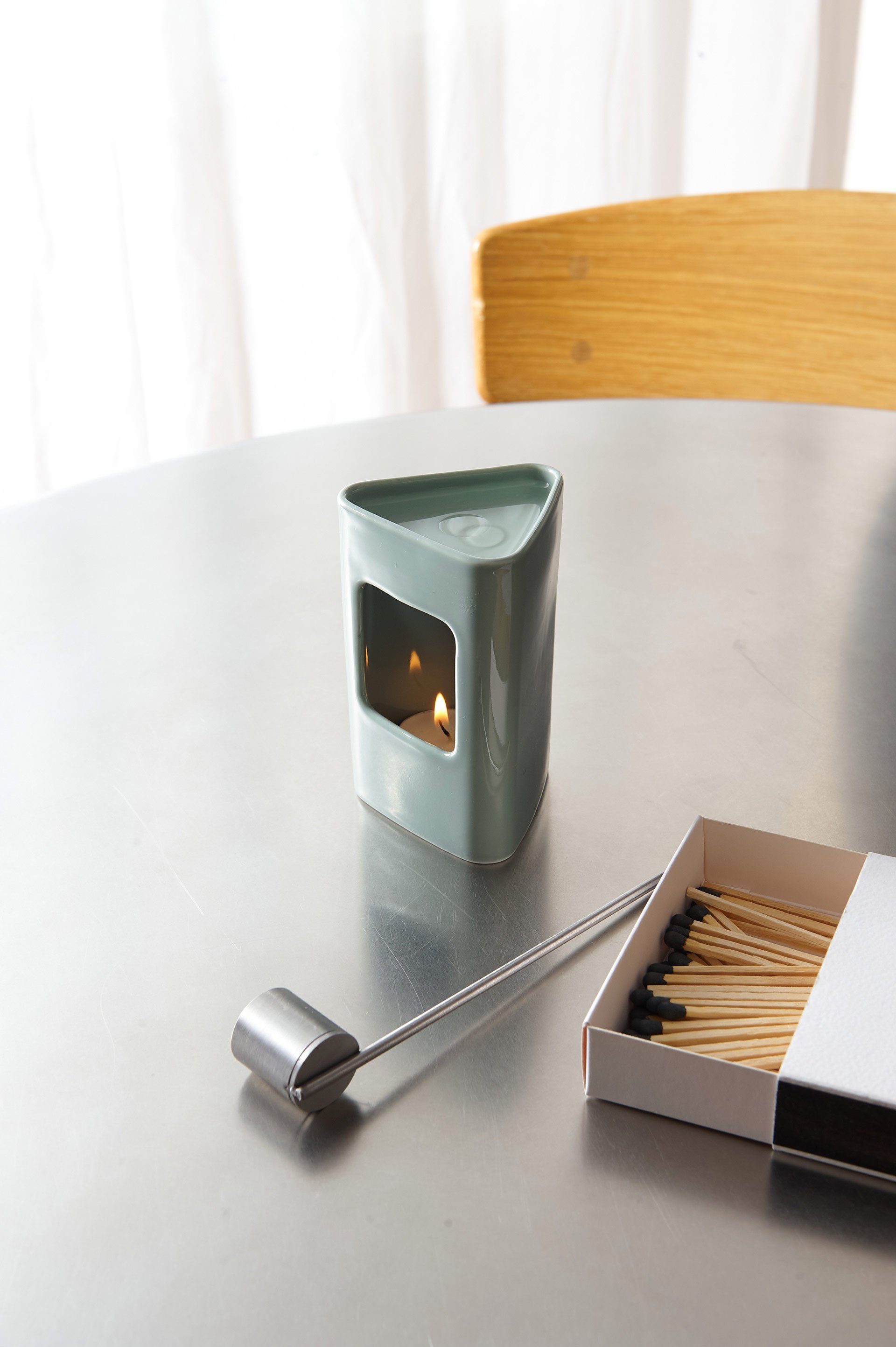 The fragrance can be poured out again after use through the three corners of the diffuser.