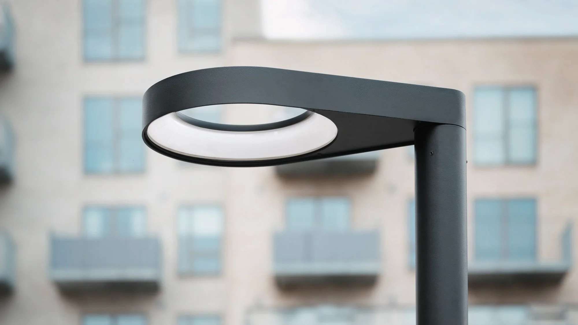 Close-up of the Otto L1700 post lgiht with integrated LED light for Lampas