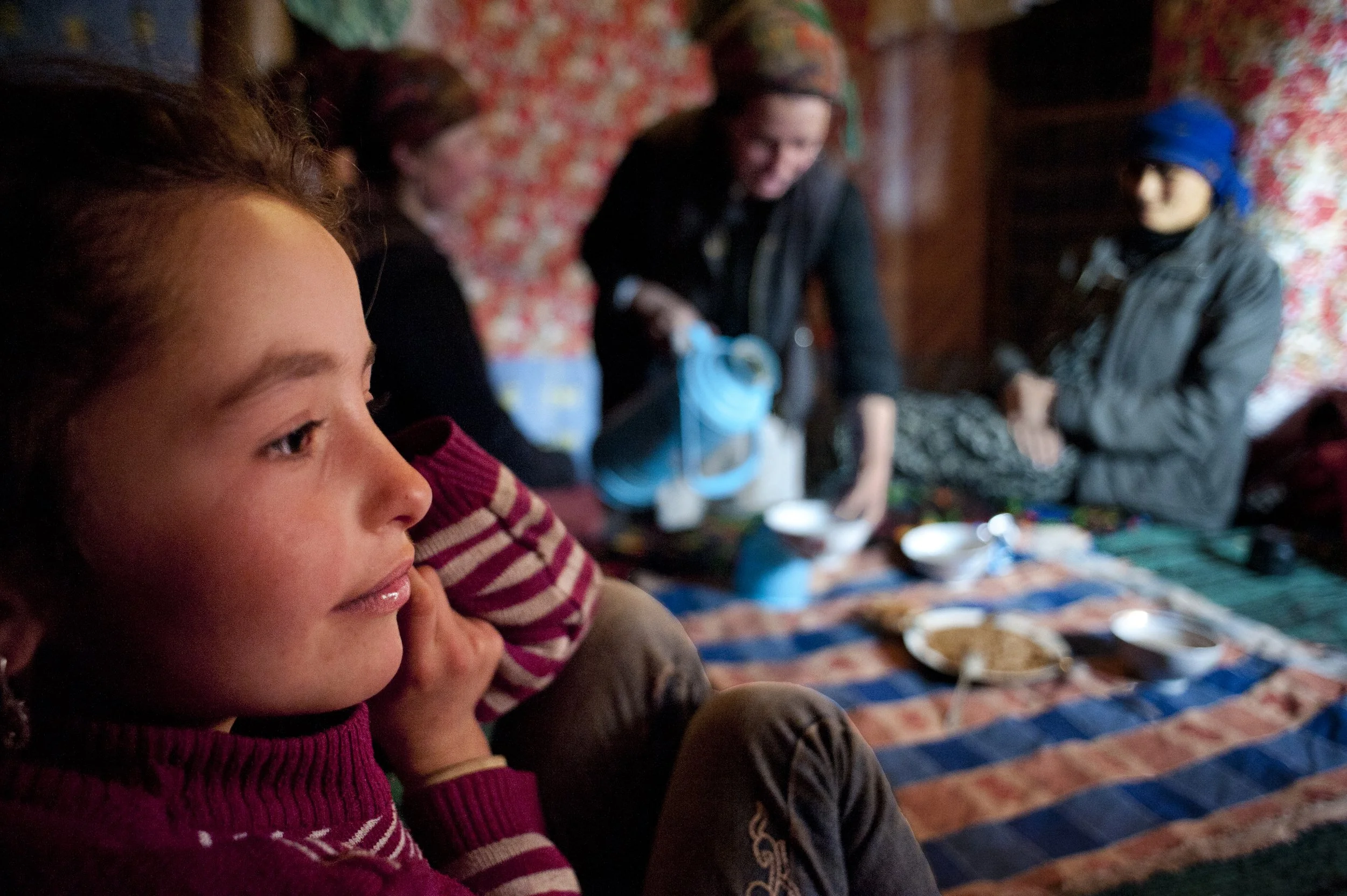 Gulguna is having her lunch, shir tchai with her neighbors in the winter room.