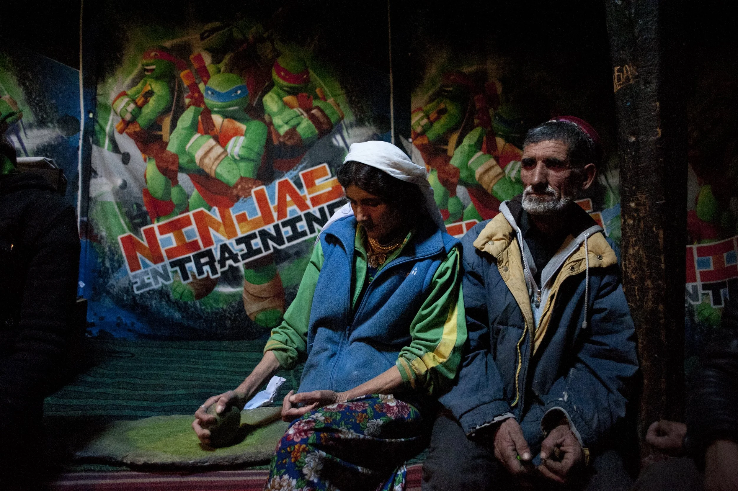 Odinamo prepares tobacco powder to be put under the tongue. She is 55 years old, her husband is 59. The wind has ravaged their faces. 