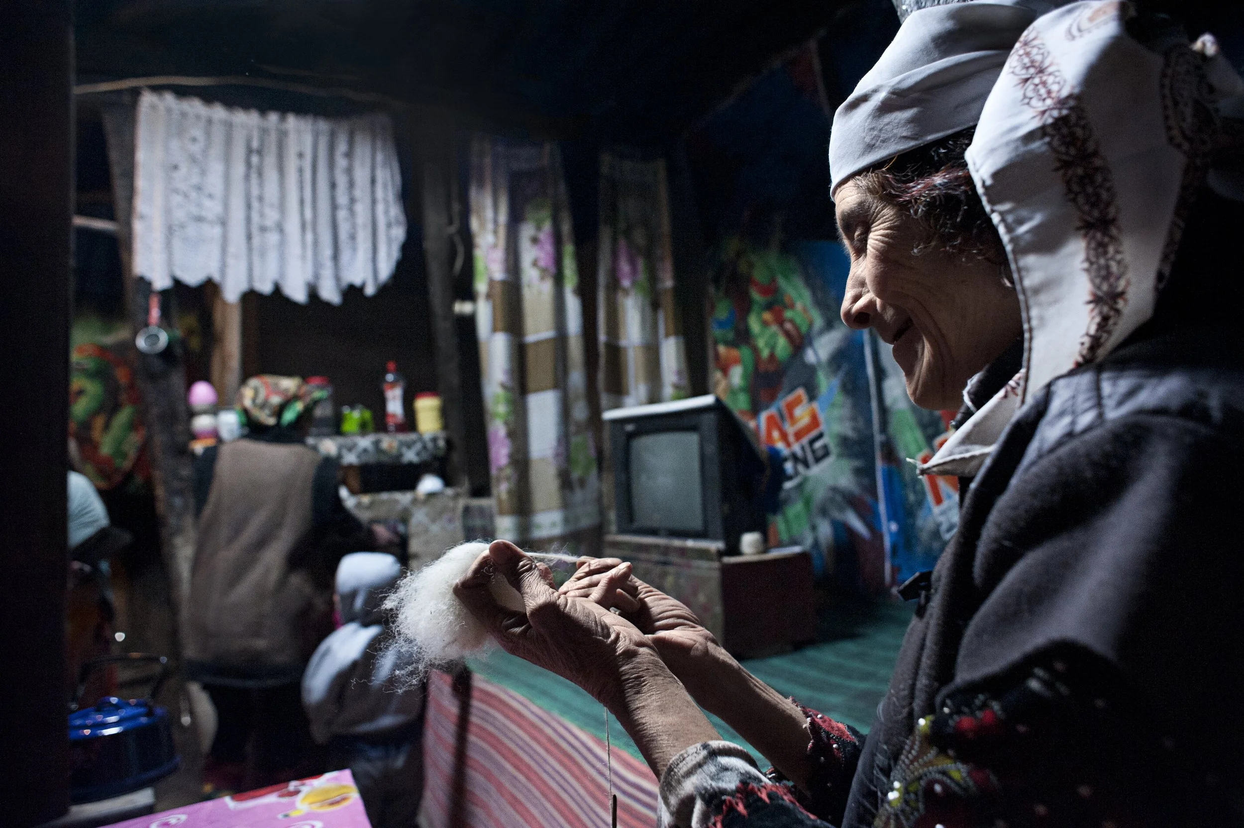 Odinamo makes wool for socks. She turns it on a spindle carefully, because poorly twisted wool knits badly. From selling her socks, she will buy products such as oil, sugar and rice.