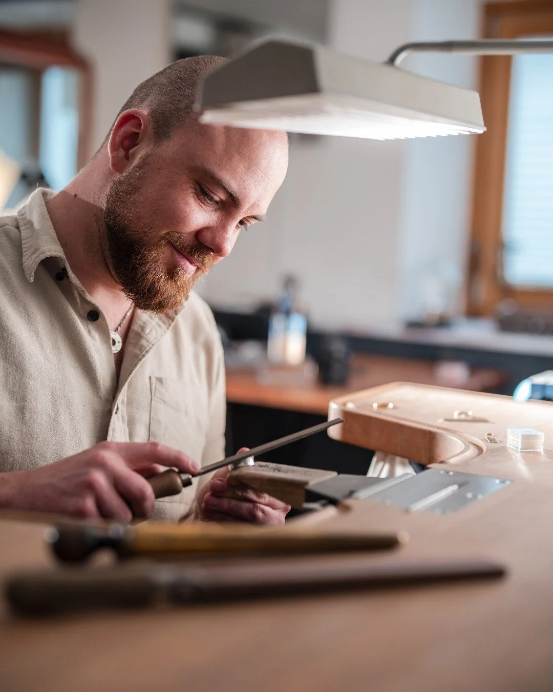 Willkommen in meiner kleinen Werkstatt!

Hier entstehen alle meine Schmuckst&uuml;cke von Hand &ndash; jedes ein Unikat, sorgf&auml;ltig gefertigt mit Liebe zum Detail. Ich freue mich, euch in die Welt meines Schmucks mitzunehmen und euch bald weiter