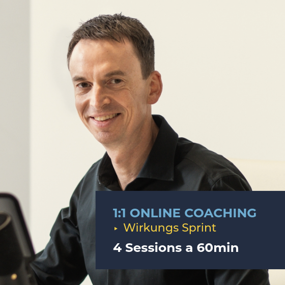 Ein Mann bei einem Online-Coaching-Sitzung mit einem Laptop, Text über die Effektivität von Sprint-Training, 4 Sitzungen je 60 Minuten.