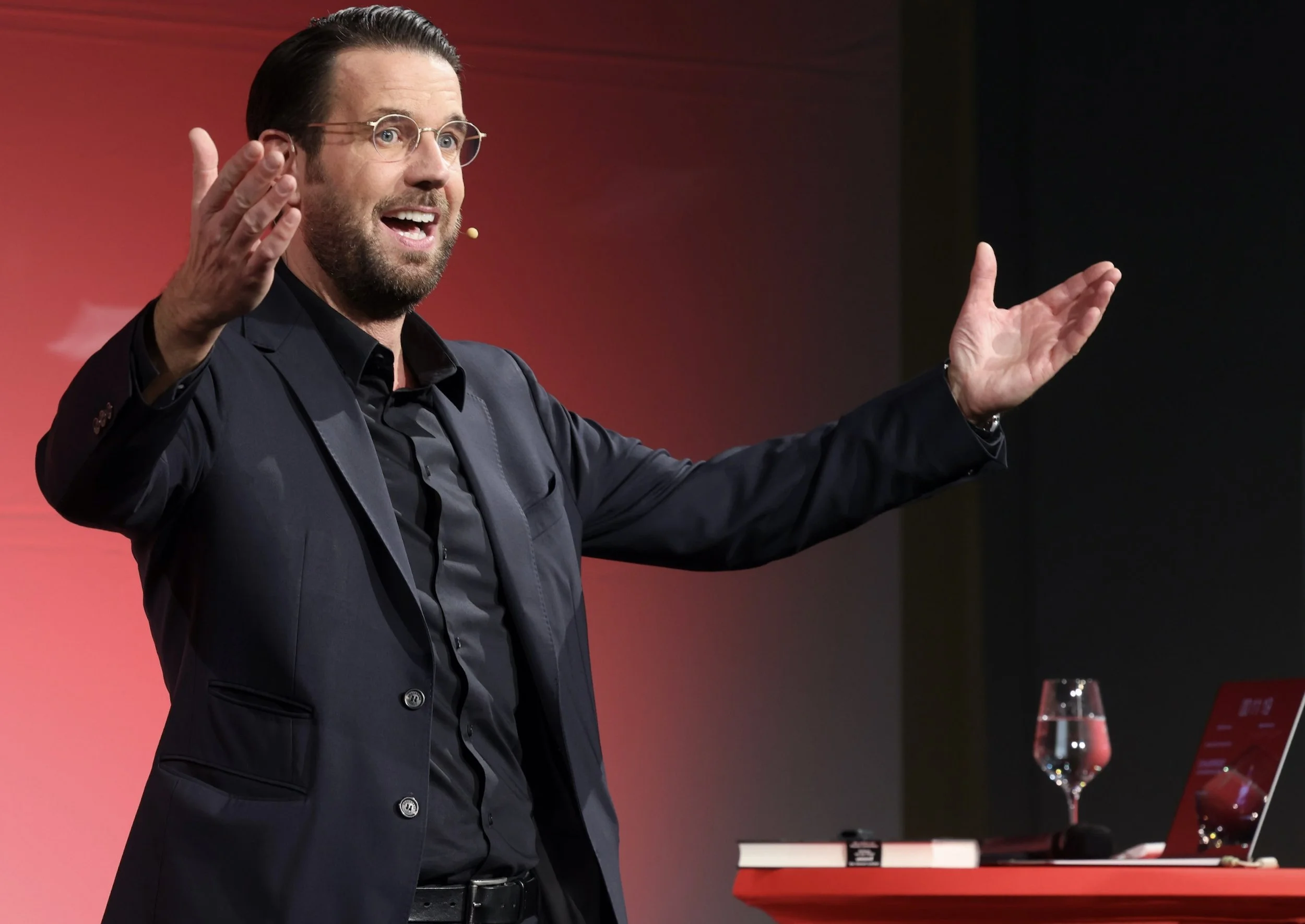 Redner Christian Lindemann begeistert Ihre Gäste, Mitarbeiter und Teilnehmer.