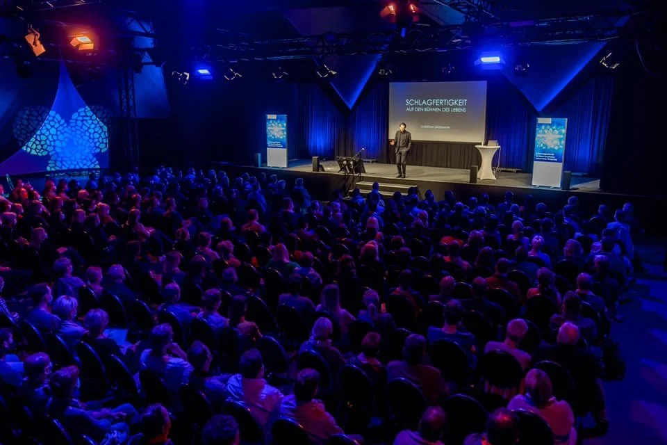 Keynote Speaker Christian Lindemann motiviert das Publikum auf grosser Bühne zu den Themen Teamwork und Persönlichkeit.