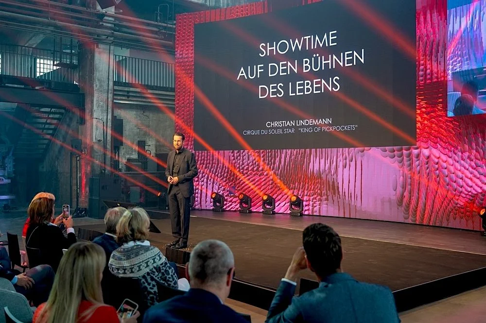 Keynote Speaker inspiriert das Publikum mit fundiertem Wissen zur Persönlichkeitsentwicklung.