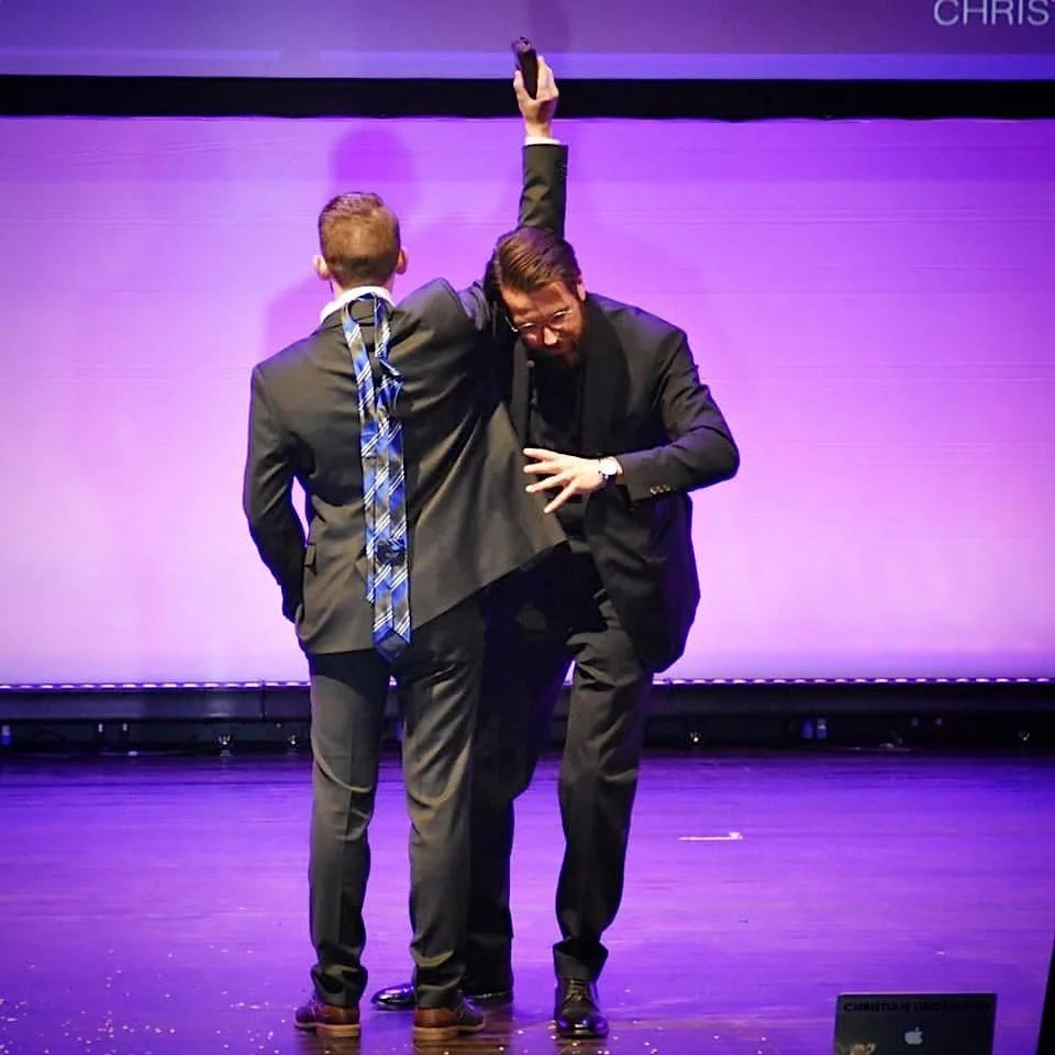 Show-Taschendieb und Künstler Christian Lindemann unterhält das internationale Publikum.