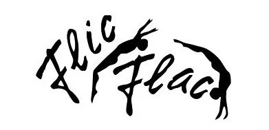 Grafik mit den Worten "Flic Flac" in handgeschriebener Schrift und einer schwarzen, tierähnlichen Figur.