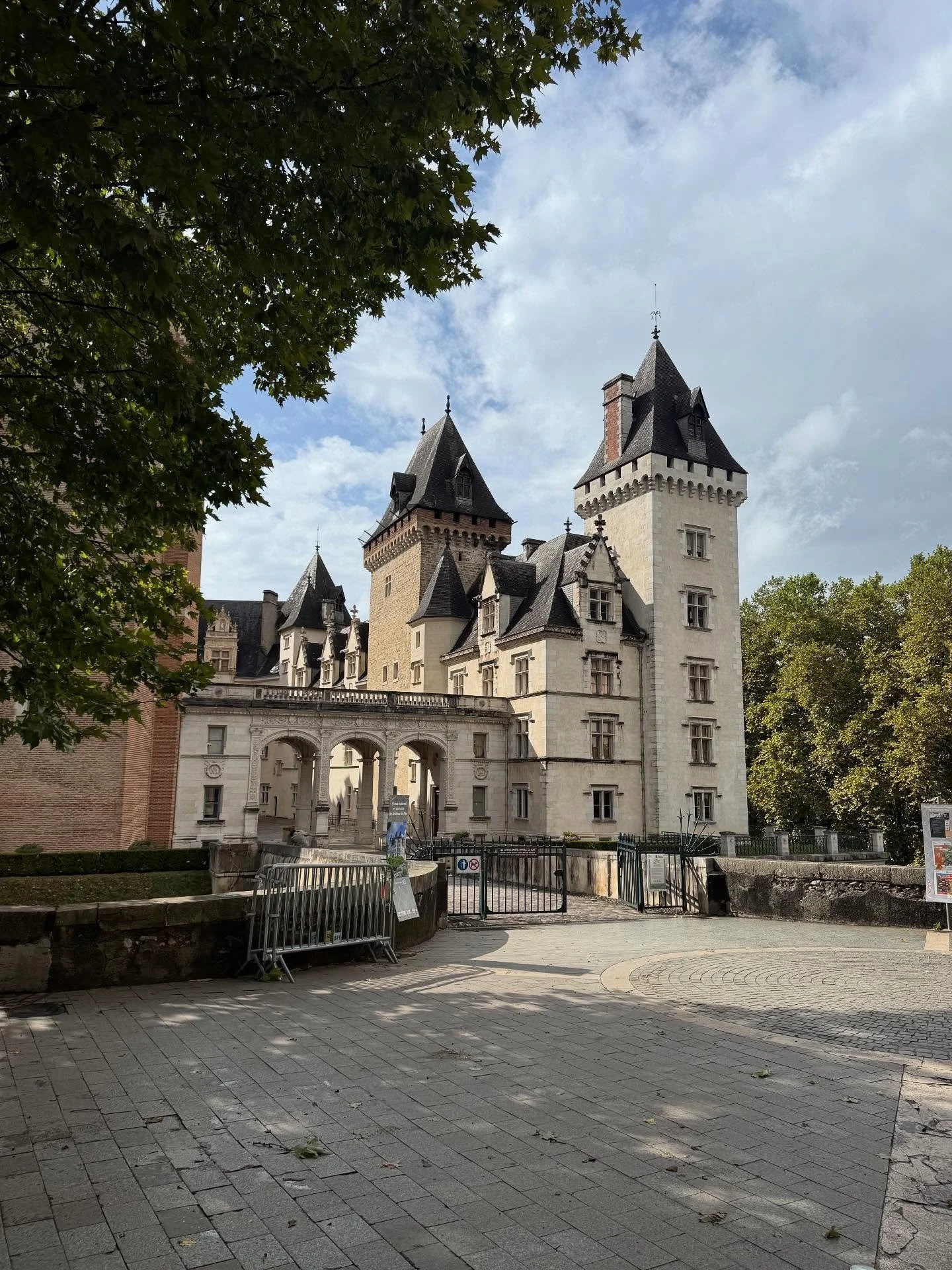 Sous la chaleur de Pau, l&rsquo;&eacute;t&eacute; s&rsquo;ach&egrave;ve entre amis, accents champ&ecirc;tres et m&eacute;lodies classiques. #pau #ete2025 #amis