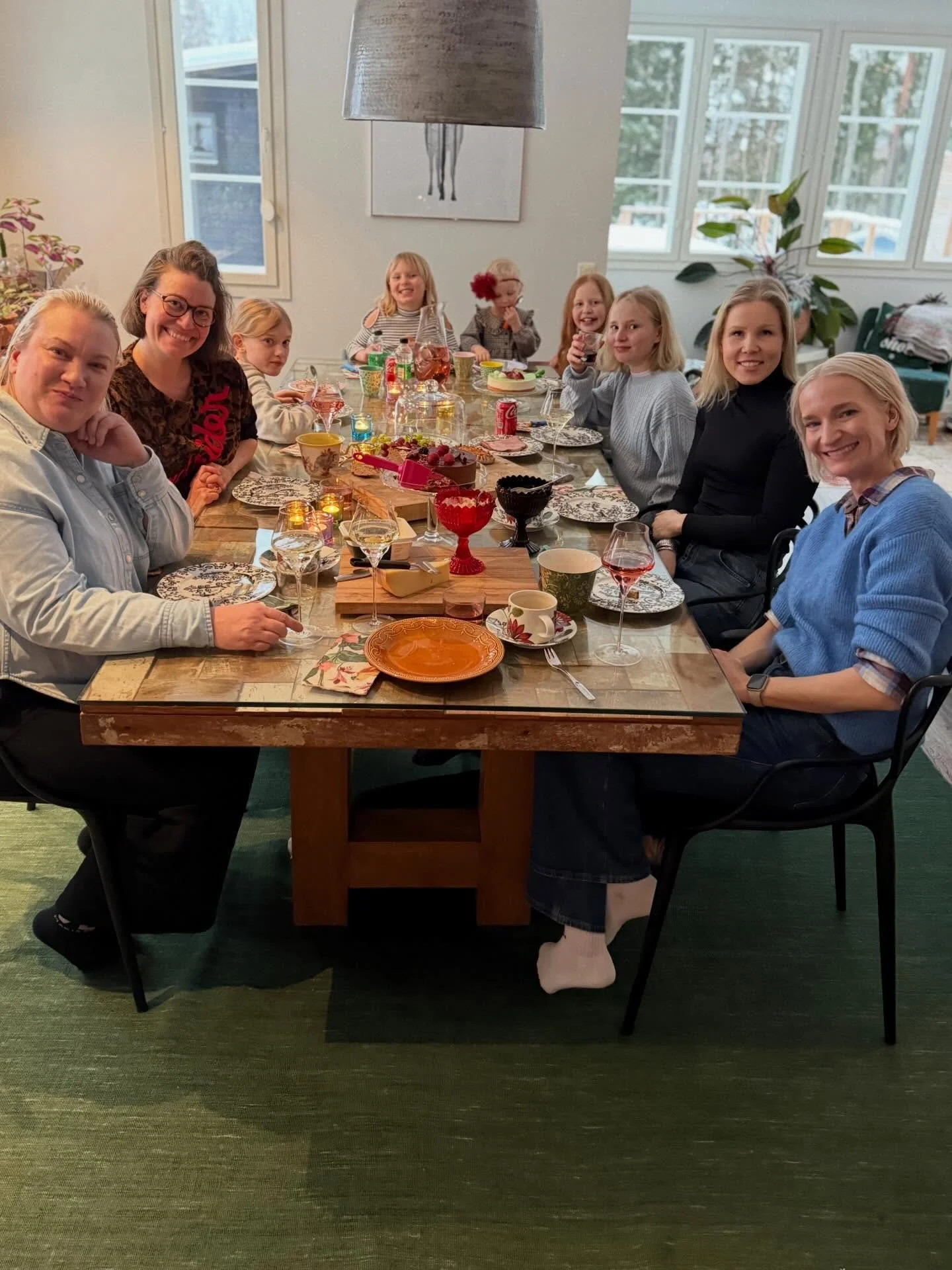 Rakkaita naisia tuli kyl&auml;&auml;n tytt&auml;riens&auml; kanssa kun juhlistimme uusia alkuja ✨✨✨

Tack &auml;lskade @fraancoo10 @amanda.backholm @sofiajakas @marialovesrealestate + Mini Me&rsquo;s L, E, S, B, E &amp; I 🥰