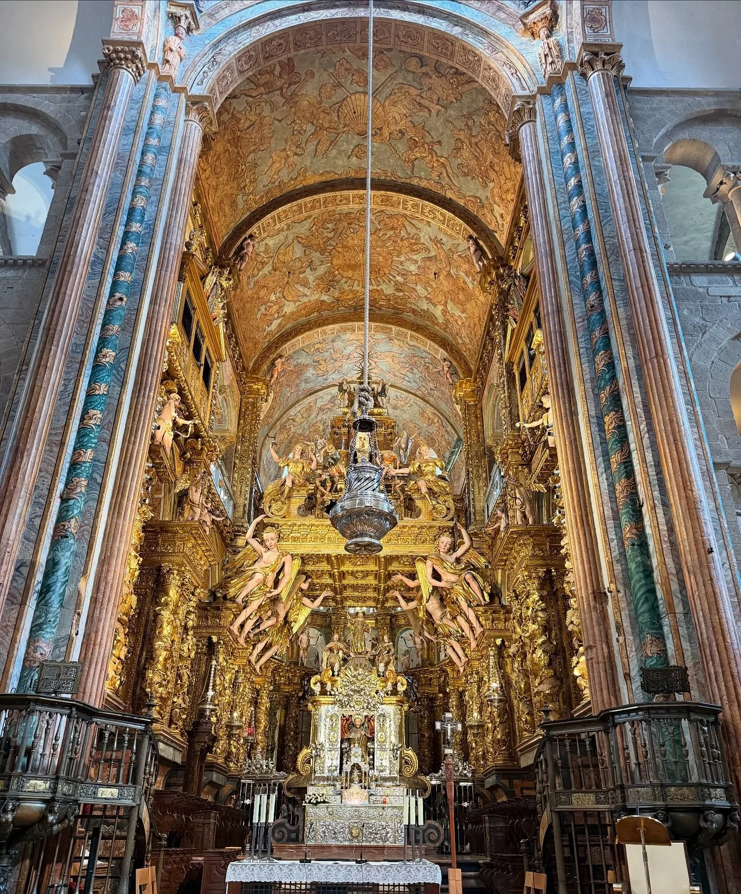 Even the confirmed Humanist in me can appreciate the majesty of the Cathedral at Santiago de Compostela.
Subtle, it is not. 😁

#camino #santiagodecompostela #humanistonholiday