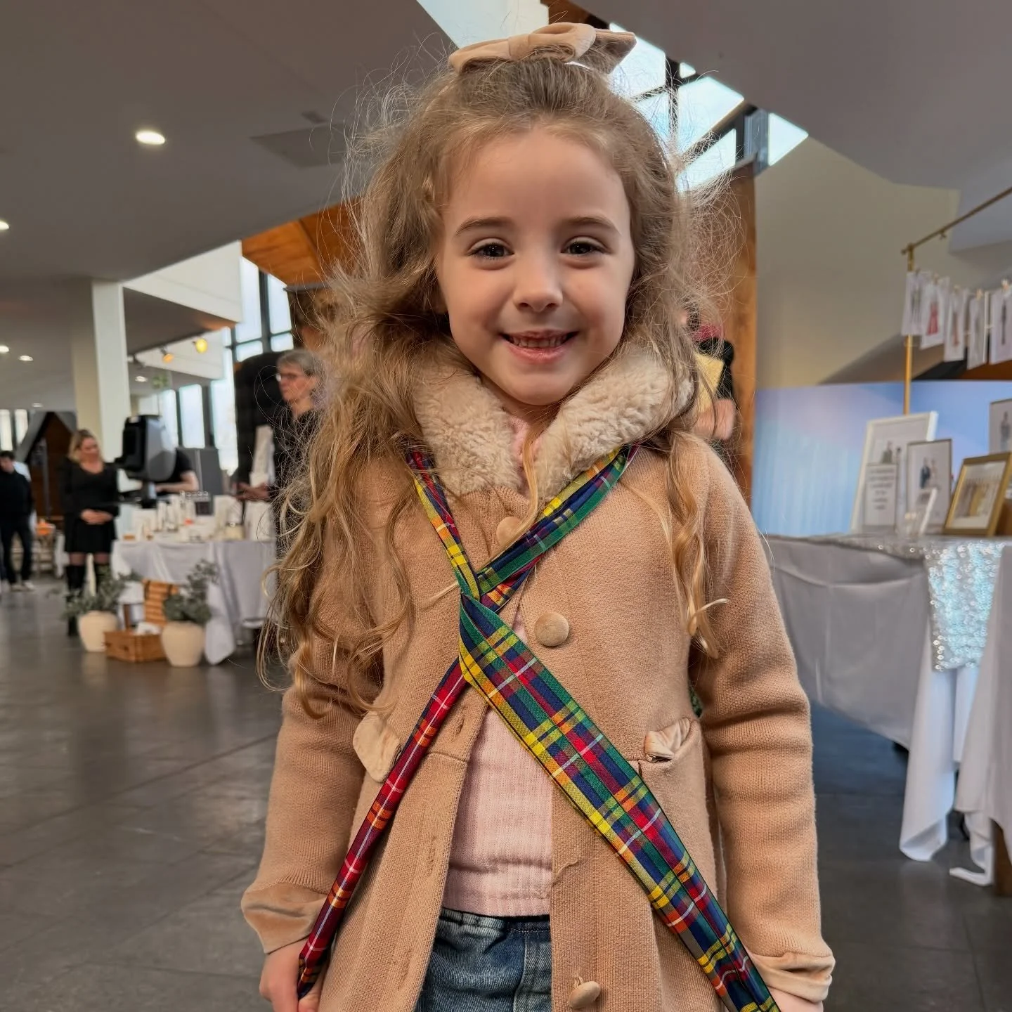 Final pic from me from today&rsquo;s @highlandweddingfair 

Cute-as-a-button Darcy getting in some practice at handfasting for her Mum and Dad&rsquo;s wedding this summer 😁

(Posted with parental permission)

#handfasting #highlandcelebrant #humanis
