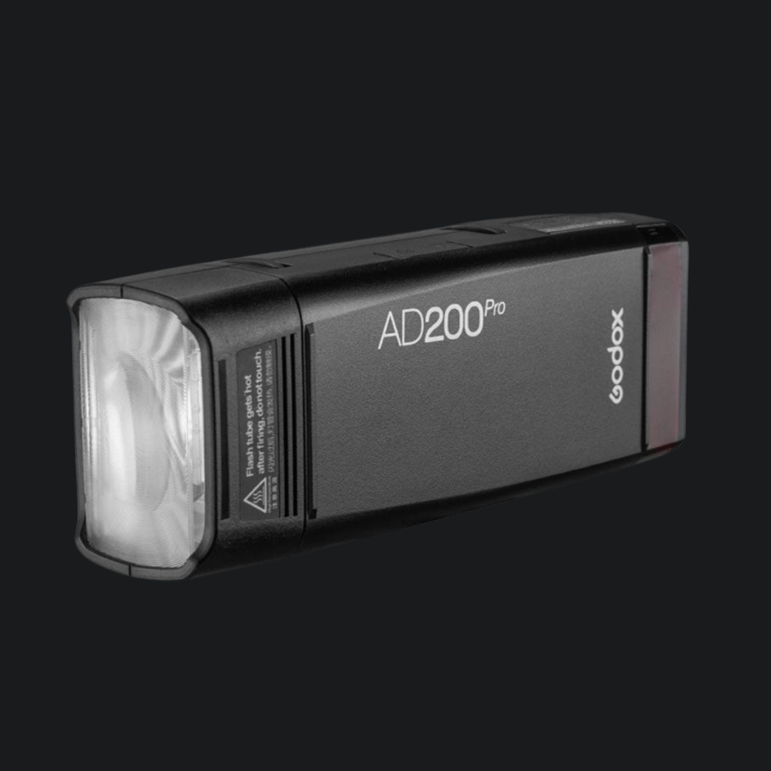 Godox AD200Pro flitser tegen een zwarte achtergrond.