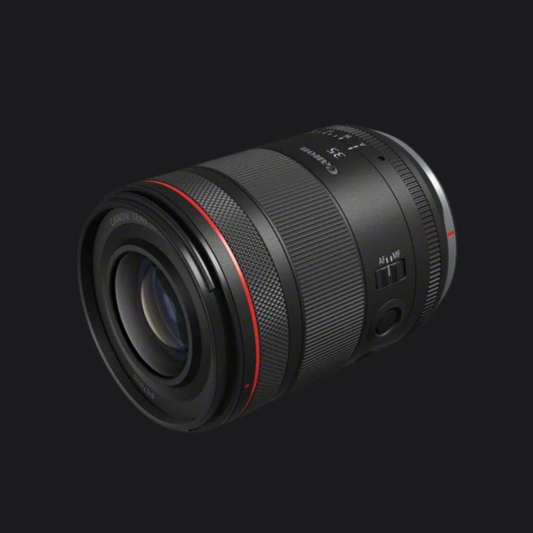 Canon RF lens op zwart achtergrond.