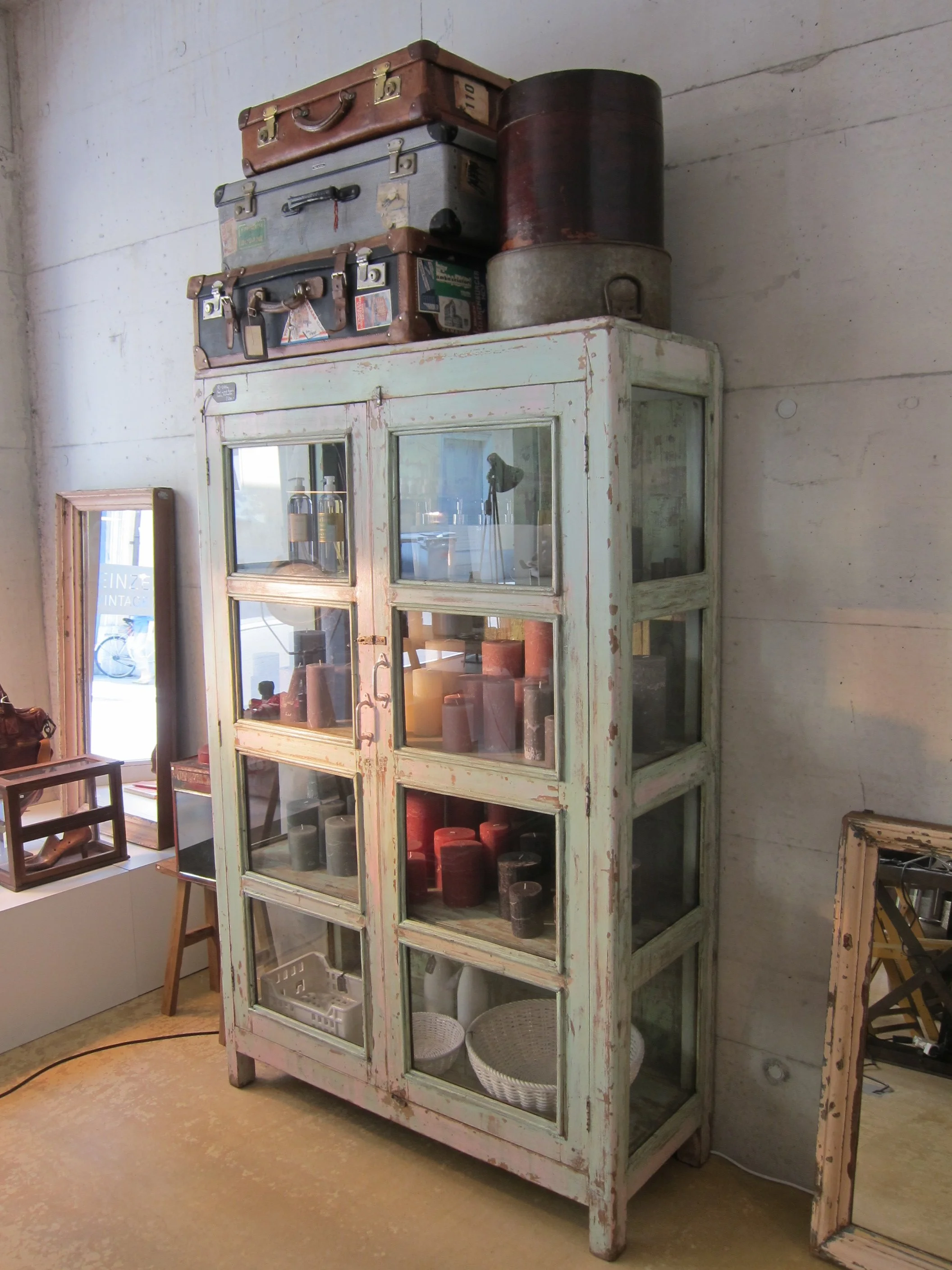 Einzelstück Vintage_Vitrine.JPG