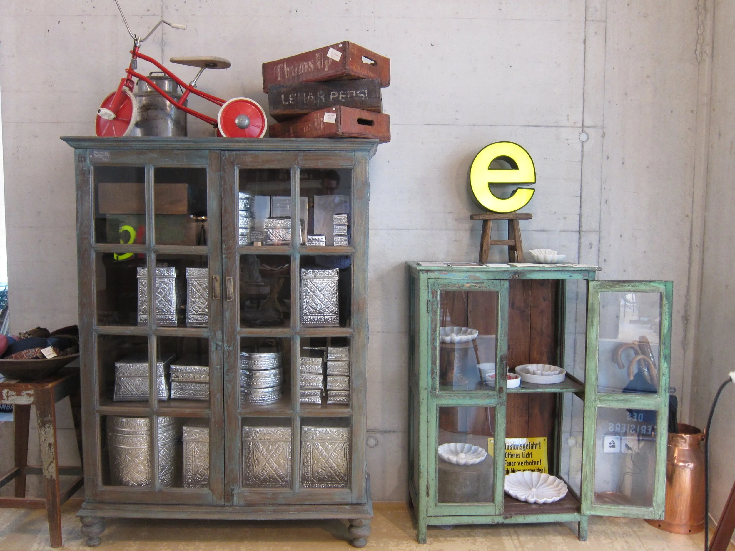 Einzelstück Vintage_Vitrine mit Dreirad.JPG