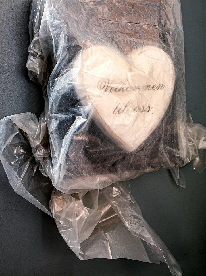 Et hjerteformet kutt av kjøtt, pakket inn i plast, med teksten 'Venninnen til oss' skrevet på det.