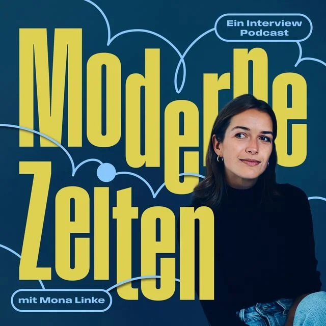 Podcast-Logo mit dem Titel 'Moderne Zeiten' in großen gelben Buchstaben, ein Interview mit Mona Linke, und einem Bild einer Frau, die nach rechts schaut, vor einem dunklen Hintergrund.