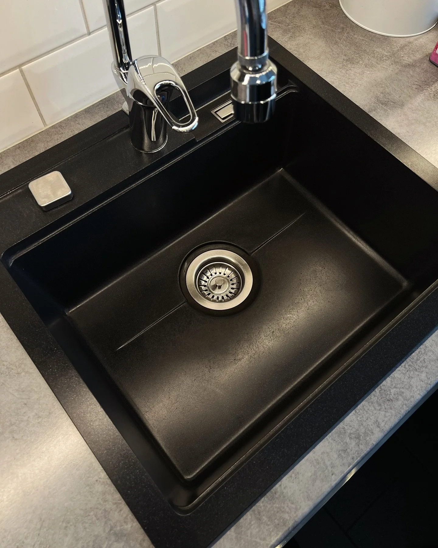 Mustan komposiittialtaan puhdistus, kyll&auml; kiilt&auml;&auml; taas✨
.
.
.
#siivous #siivouspirkanmaa #kotisiivous