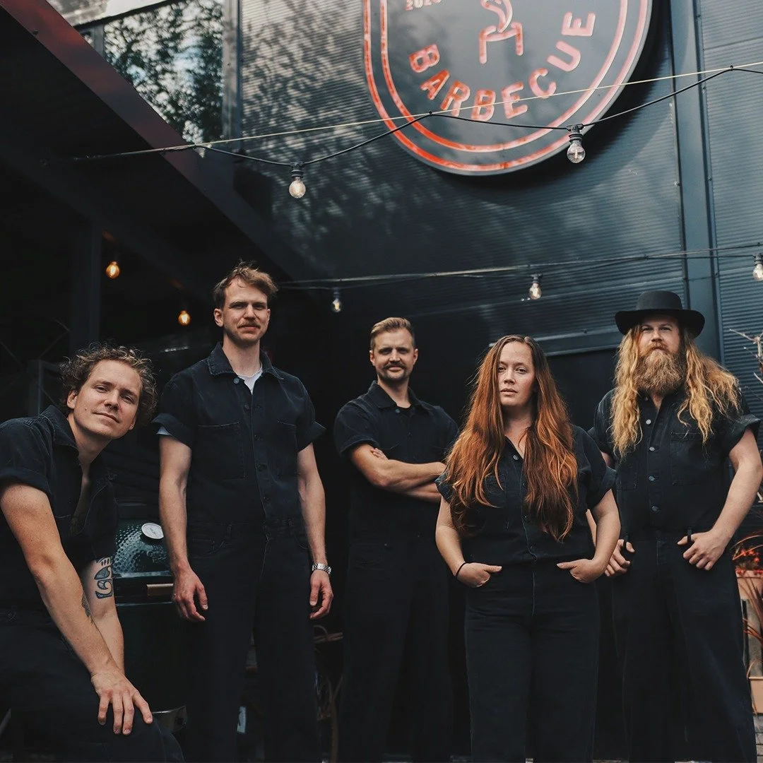 Du har v&auml;l inte missat att Norrskensorkestern spelar live p&aring; Sunny Days? 🎶☀️

De spelar strosandes under dagen f&ouml;r att g&ouml;ra st&auml;mningen &auml;nnu h&auml;rligare, och n&auml;r klockan sl&aring;r kv&auml;ll flyttar de upp p&ar