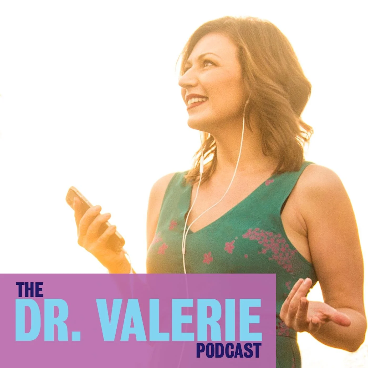 Mujer sonriendo con auriculares, sosteniendo un teléfono, con texto "The Dr. Valerie Podcast" en la parte inferior.