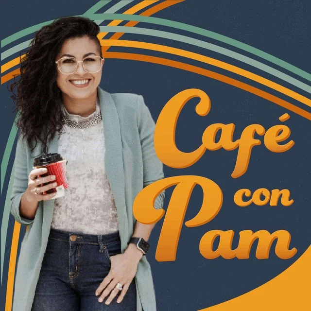 Mujer sonriente sosteniendo un vaso de café, con el texto "Café con Pam" al lado, fondo con líneas curvas de colores.