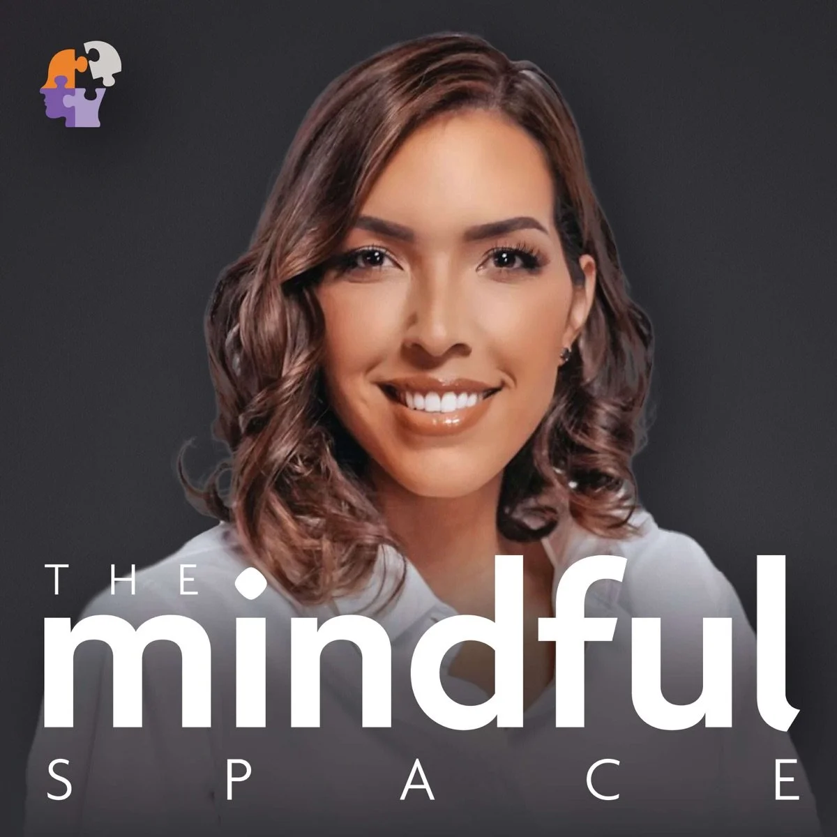 Mujer sonriendo con cabello rizado y fondo gris oscuro, con el texto "The Mindful Space" en primer plano. Ícono de piezas de rompecabezas en la esquina superior izquierda.