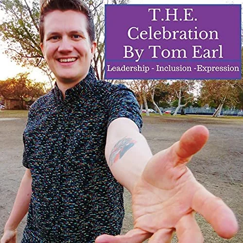Persona sonriendo extendiendo la mano al aire libre, con un cartel de "T.H.E. Celebration By Tom Earl. Leadership - Inclusion - Expression" en la esquina superior.