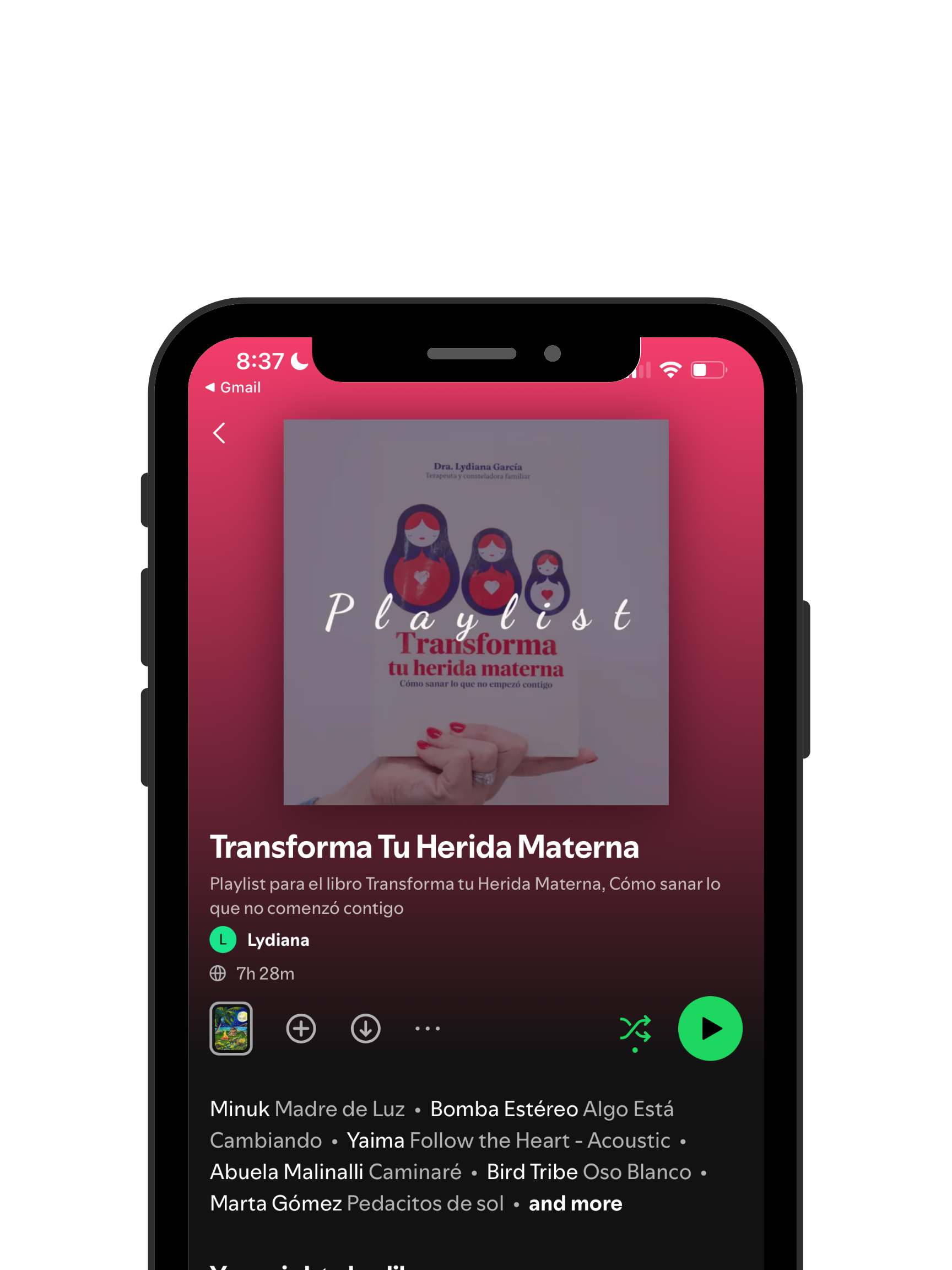 Pantalla de teléfono con una lista de reproducción de Spotify para un libro llamado "Transforma tu herida materna". La lista incluye varias canciones y un tiempo estimado de reproducción de 7 horas y 28 minutos.