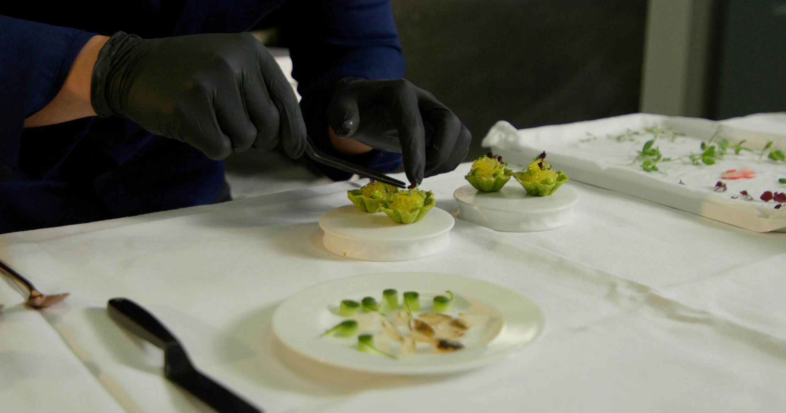 Koch analysiert und testet neue Rezepturen in einer Entwicklungsküche.