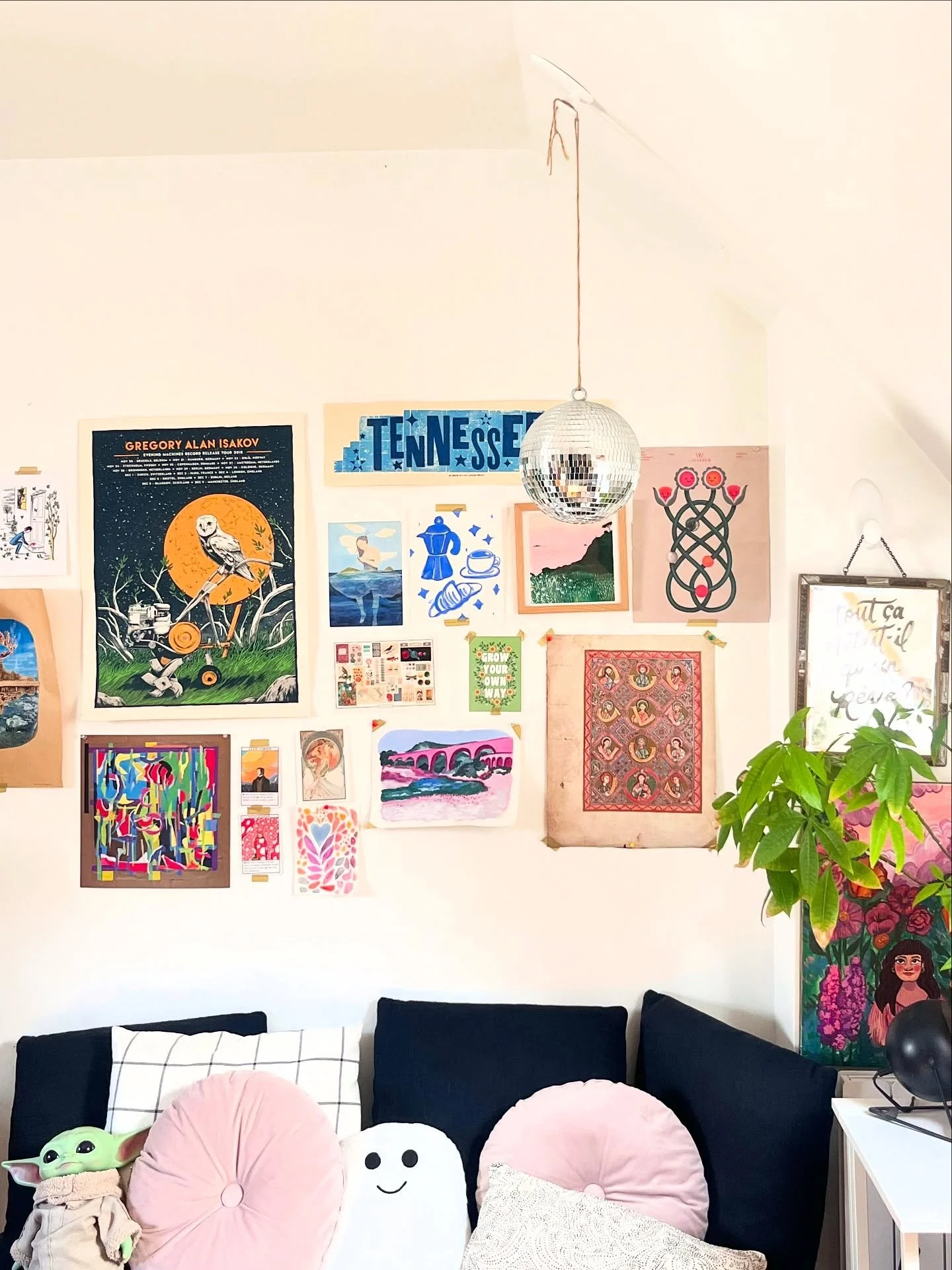 Three years in my rapunzel tower 🧚&zwj;♀️💕🥲 

My plants will soon take over my little 26m2 (279 sq ft) hobbit hole. I love the 20eme so much, it&rsquo;s my favorite neighborhood by far.