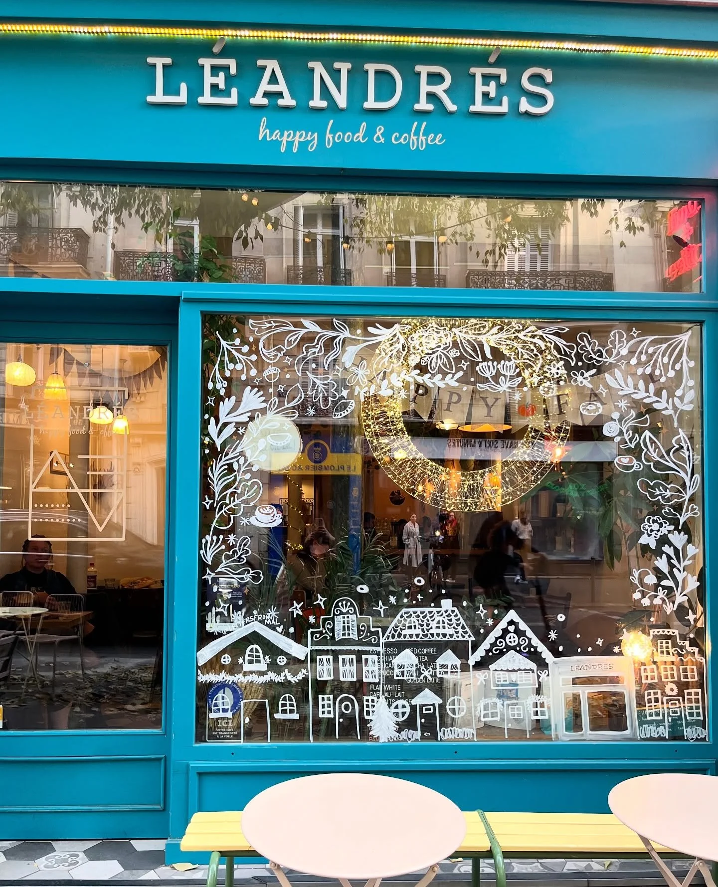 Christmas windows in full swing! A lot of gingerbread houses this year hehe. I have a couple more spots available for the first week of December if you know of anyone looking for some cute windows! 

#christmasdecor #vitrinedeno&euml;l #no&euml;l #ch
