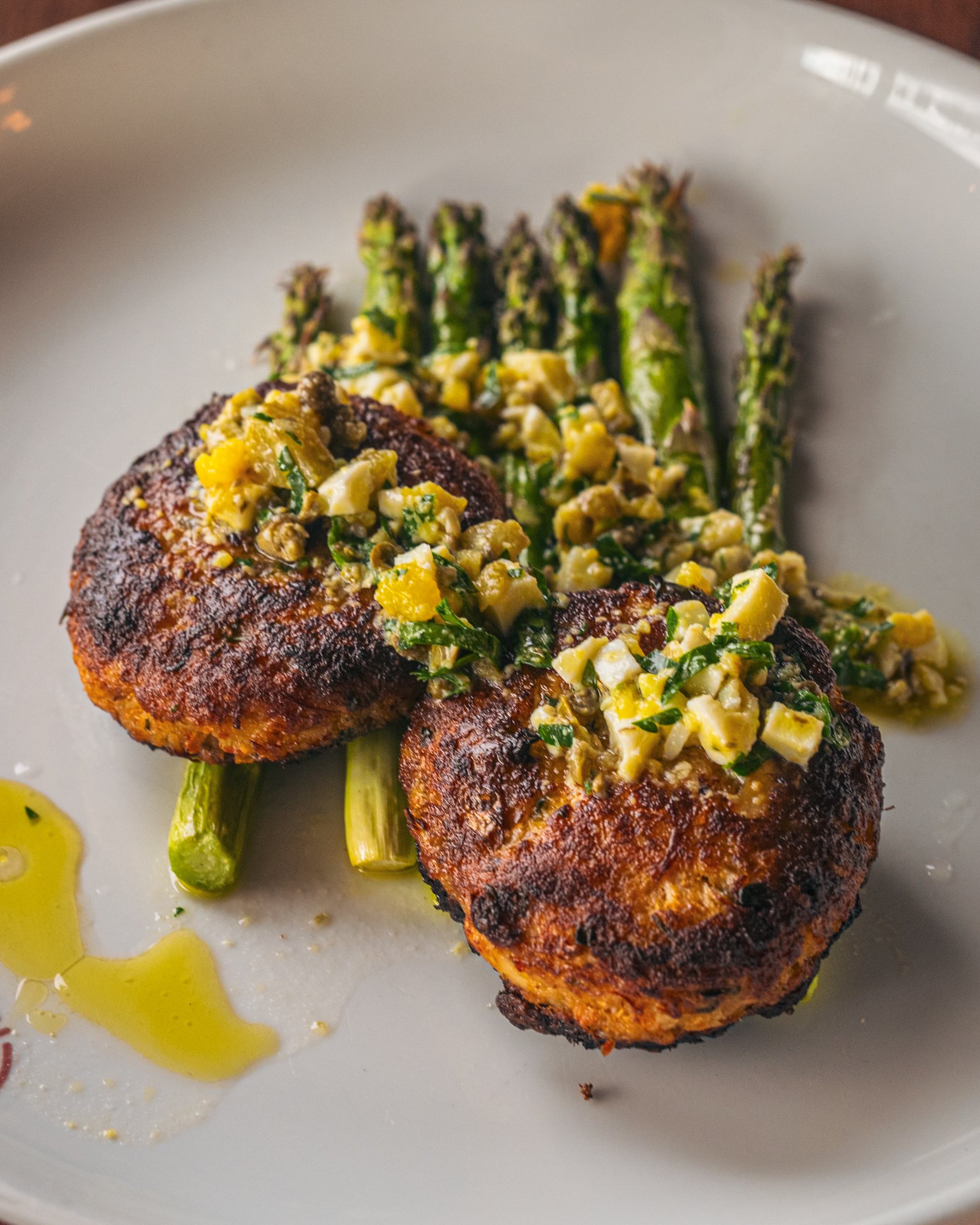crab cakes with asparagus