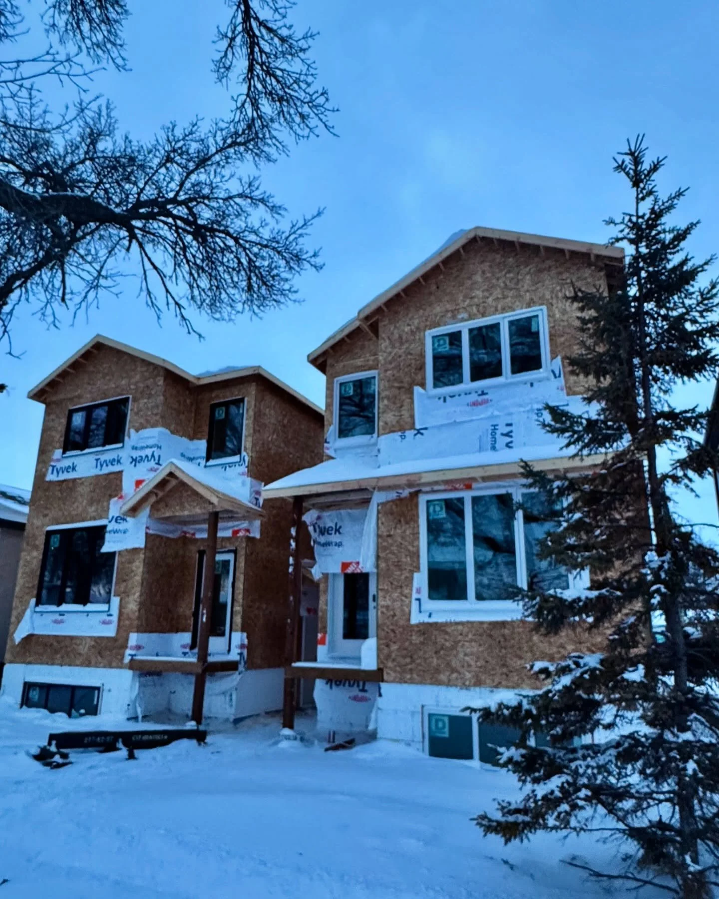 Pushed through those winter temps to get these two homes up for @daerwoodhomes! 🥶👍