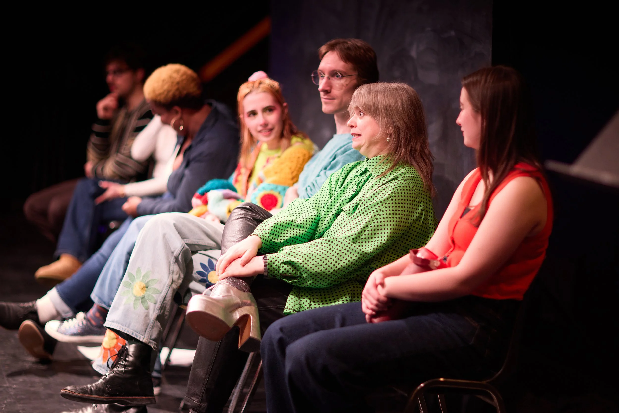 Personnages sur scène en dialogue, scène de théâtre