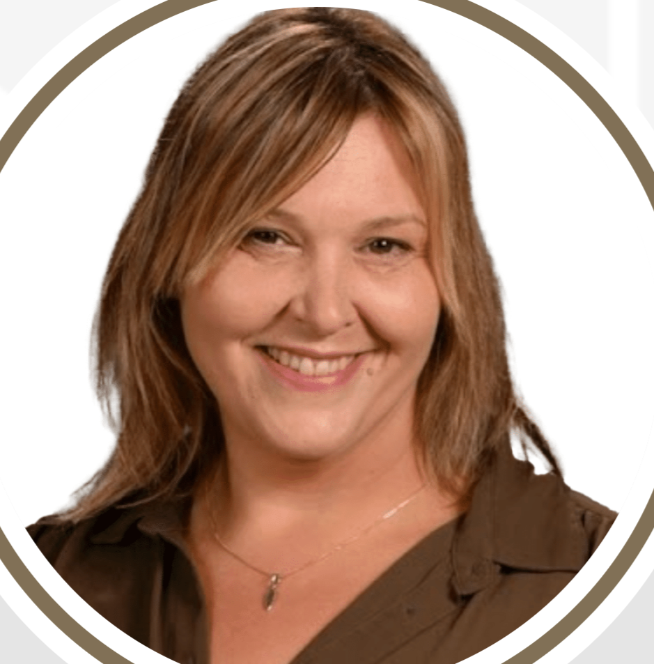 Première plan d'une femme aux cheveux roux et yeux clairs, visage en gros plan.