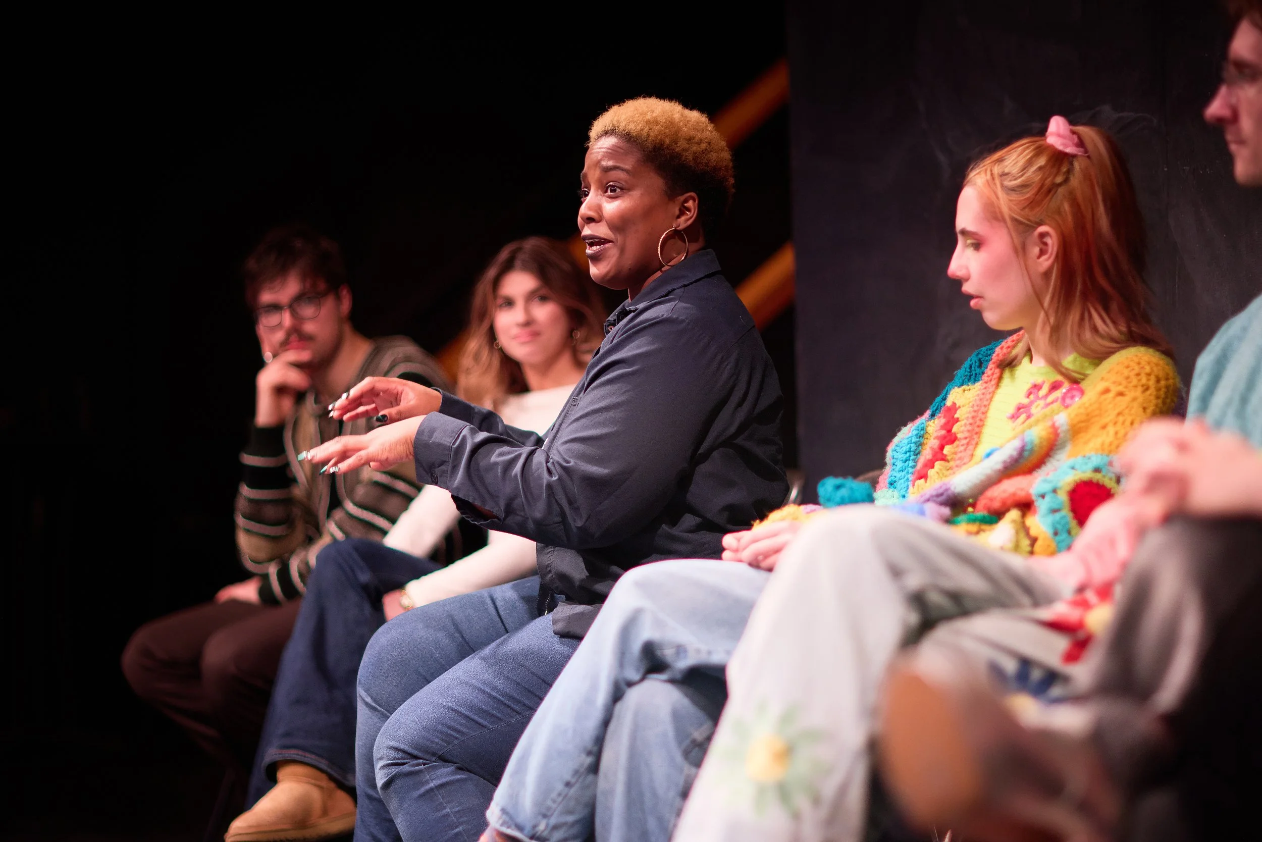 Groupe de personnes parlant lors d'une discussion ou d'un atelier, assises en cercle dans un espace intérieur.