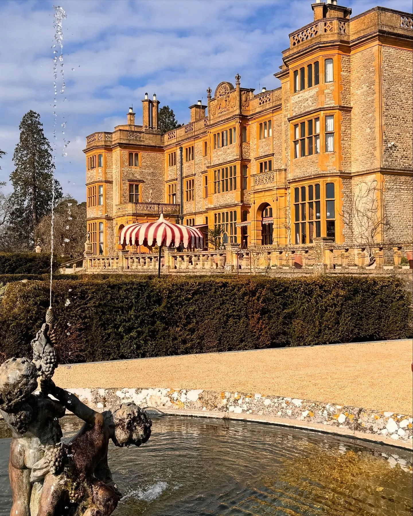 Just 30 minutes from Oxford is a little slice of heaven called Estelle Manor, a Grade-II listed landmark house on over 85 acres..
No detail is too small - vintage furnishings, layered textures, candlelight and thoughtful touches. Every room is a visu