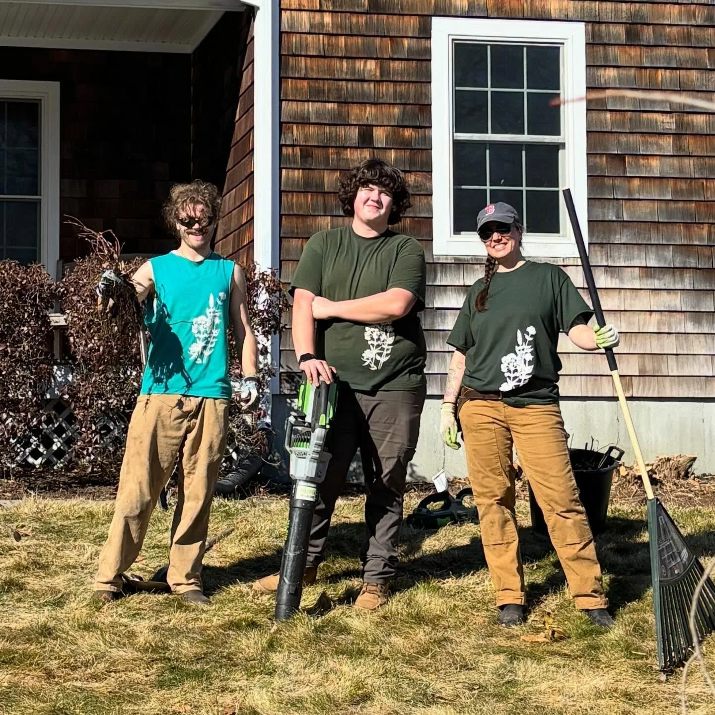 It feels good to be back in action!

(Eli, Lucas, and the new Laura, happy to be working in the sun last week!)