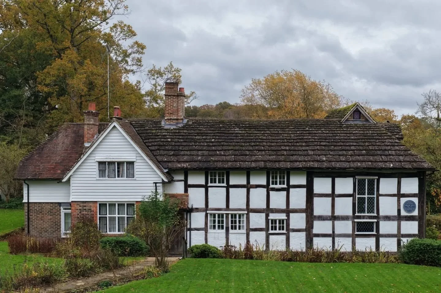 A few weeks ago we visited The Blue Idol Quaker Meeting house in West Sussex to carry out a roof inspection on this historic 15th century building. This was carried out for @above_ground_surveys 

It's an incredible building that uses Horsham Stone o