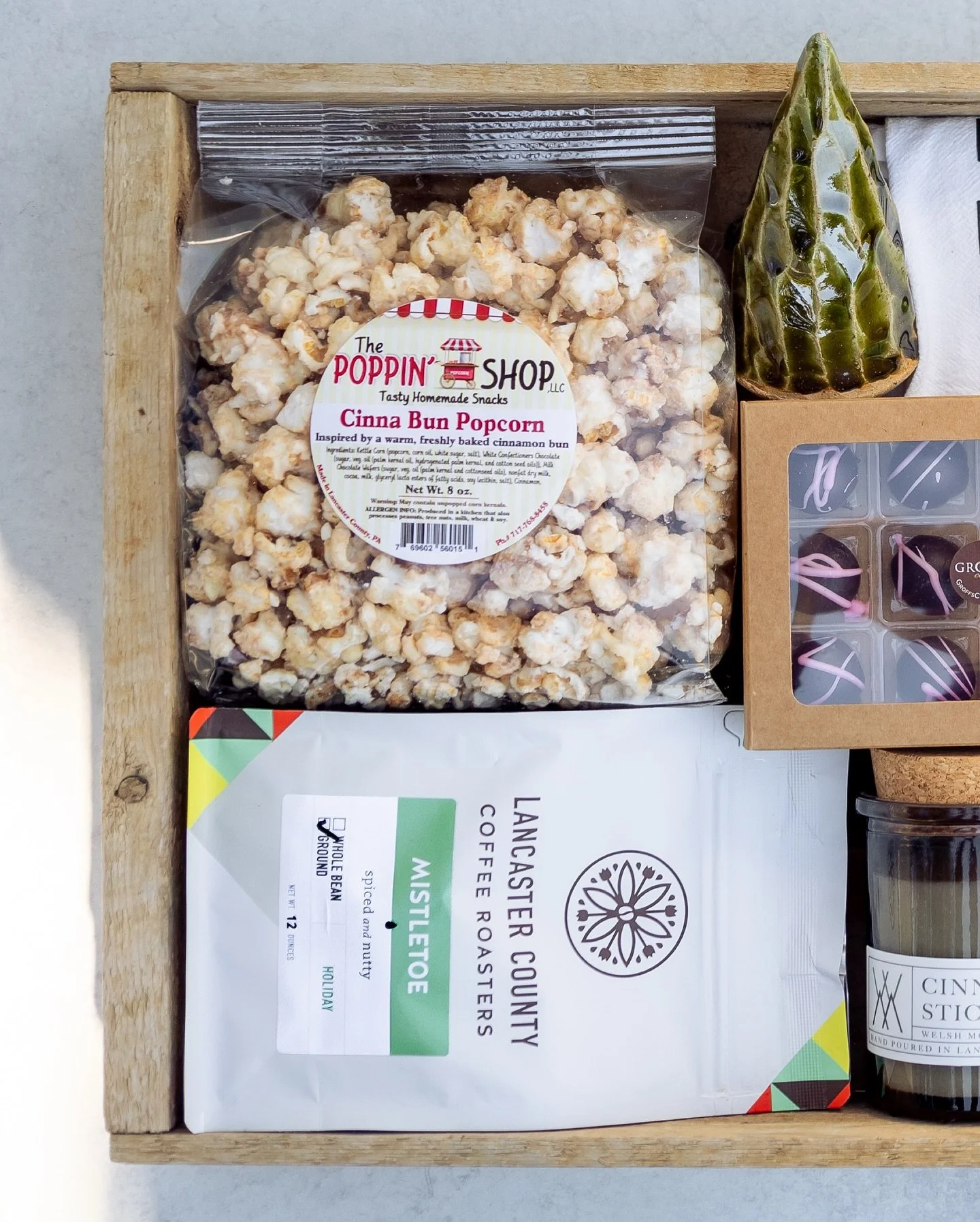 Holiday product shoots are some of my favorites.
Shot this year&rsquo;s Deluxe Holiday Edition box for @lancgoods and had so much fun bringing all the textures, colors, and cozy details together.

Their holiday box is packed with local treats, and I 