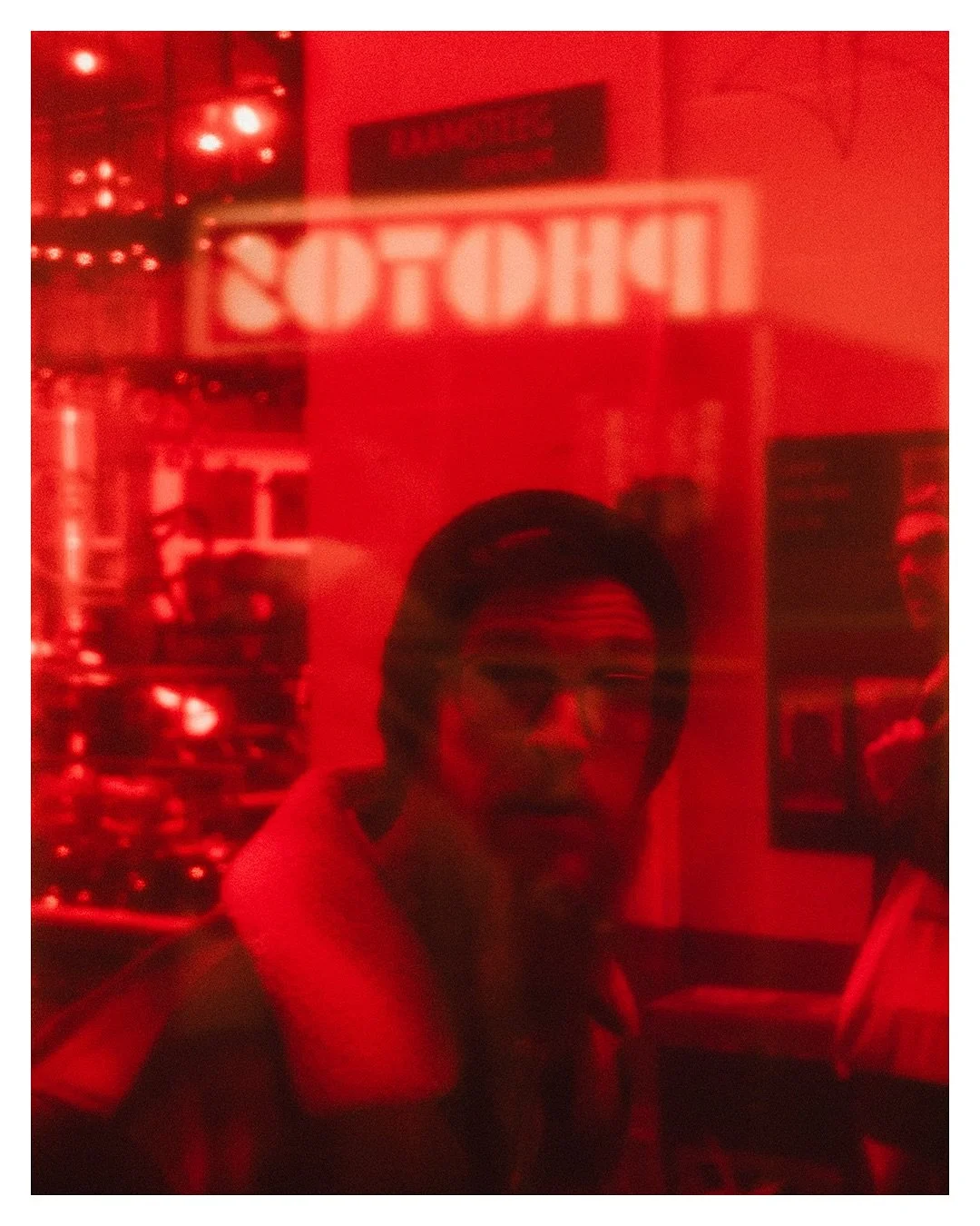 Cuando vas a un fotomat&oacute;n en #Amsterdam con Mafe, pero hay que esperar y te quedas pegado haciendo fotos hacia la calle desde dentro.

Fotos hacia afuera, fotomat&oacute;n y fotos instant&aacute;neas con @mafertravaglini al final 🎞️

Amsterda