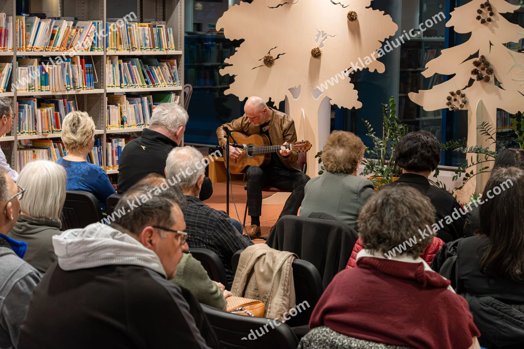 Predstavitev zbornika Tu in zdaj / Založba Cajt