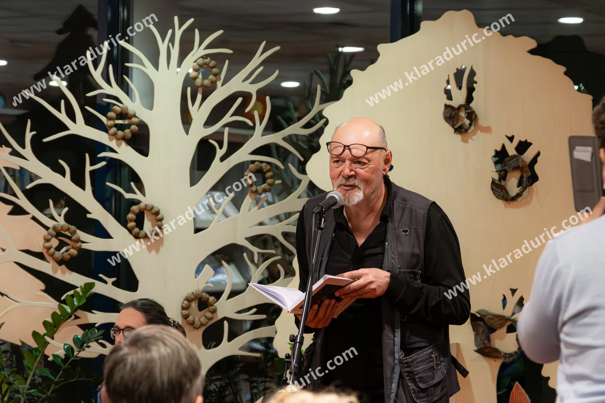 Predstavitev zbornika Tukaj in zdaj / Založba Cajt