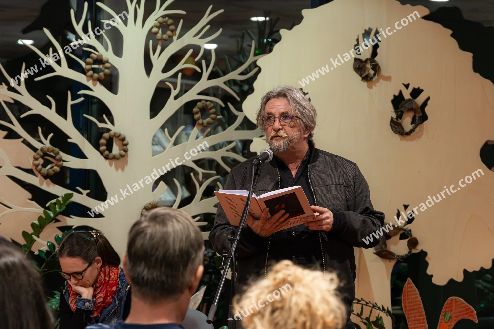 Predstavitev zbornika Tukaj in zdaj / Založba Cajt